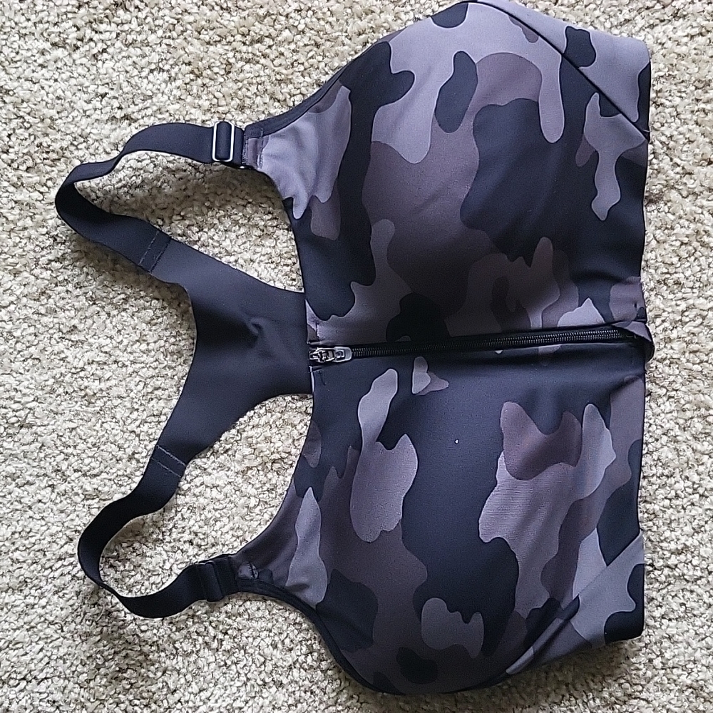 All in Motion Sports Bra, 38 DD, Black and Gray Camo